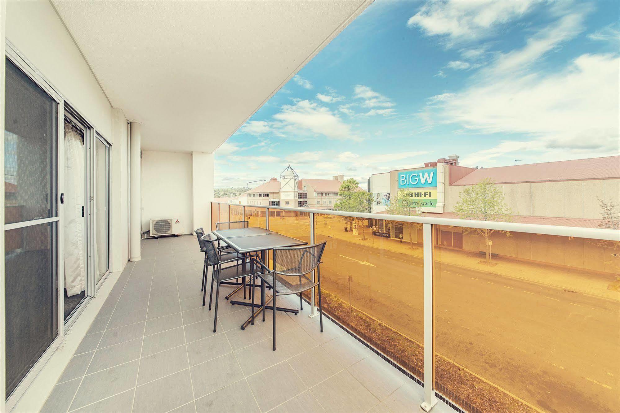 Aparthotel Abode Tuggeranong Canberra Exterior foto